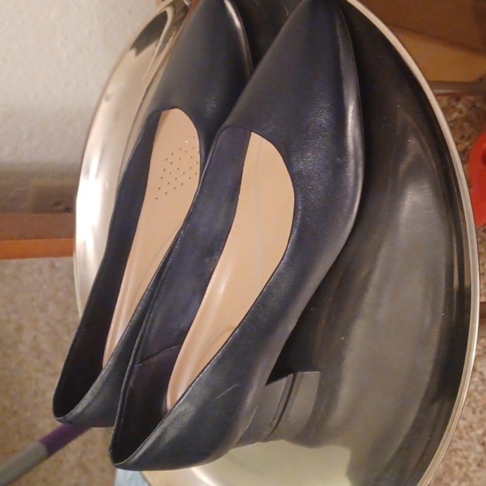 Easy Spirit Navy Low Women's Pumps - Picture 2 of 4